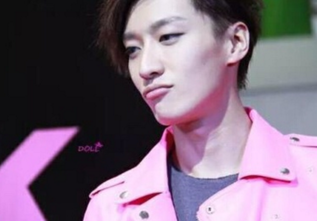 图1,众所周知乔任梁最喜欢的就是粉色了,穿着粉色皮衣的他,画着浓妆