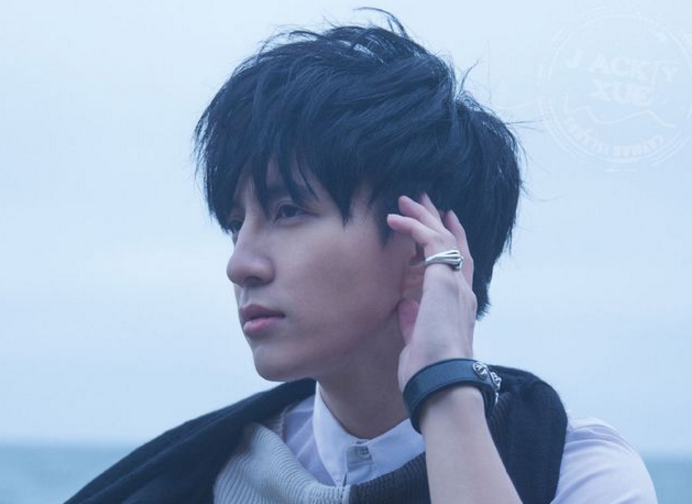 图2,这张照片里的薛之谦笑起来十分阳光帅气的样子,漏出一口大白牙