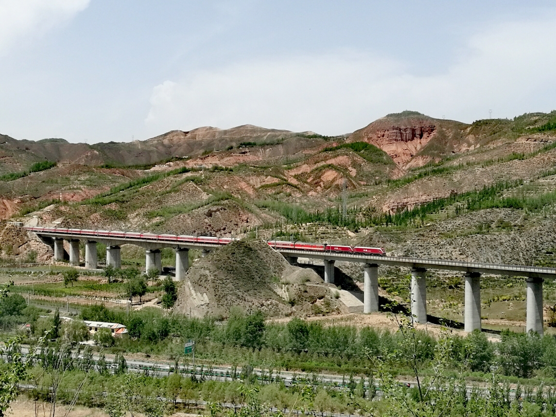 這座橋跨蘭青鐵路,湟水河,g6京藏高速,109國道……然後列車穿過峽口