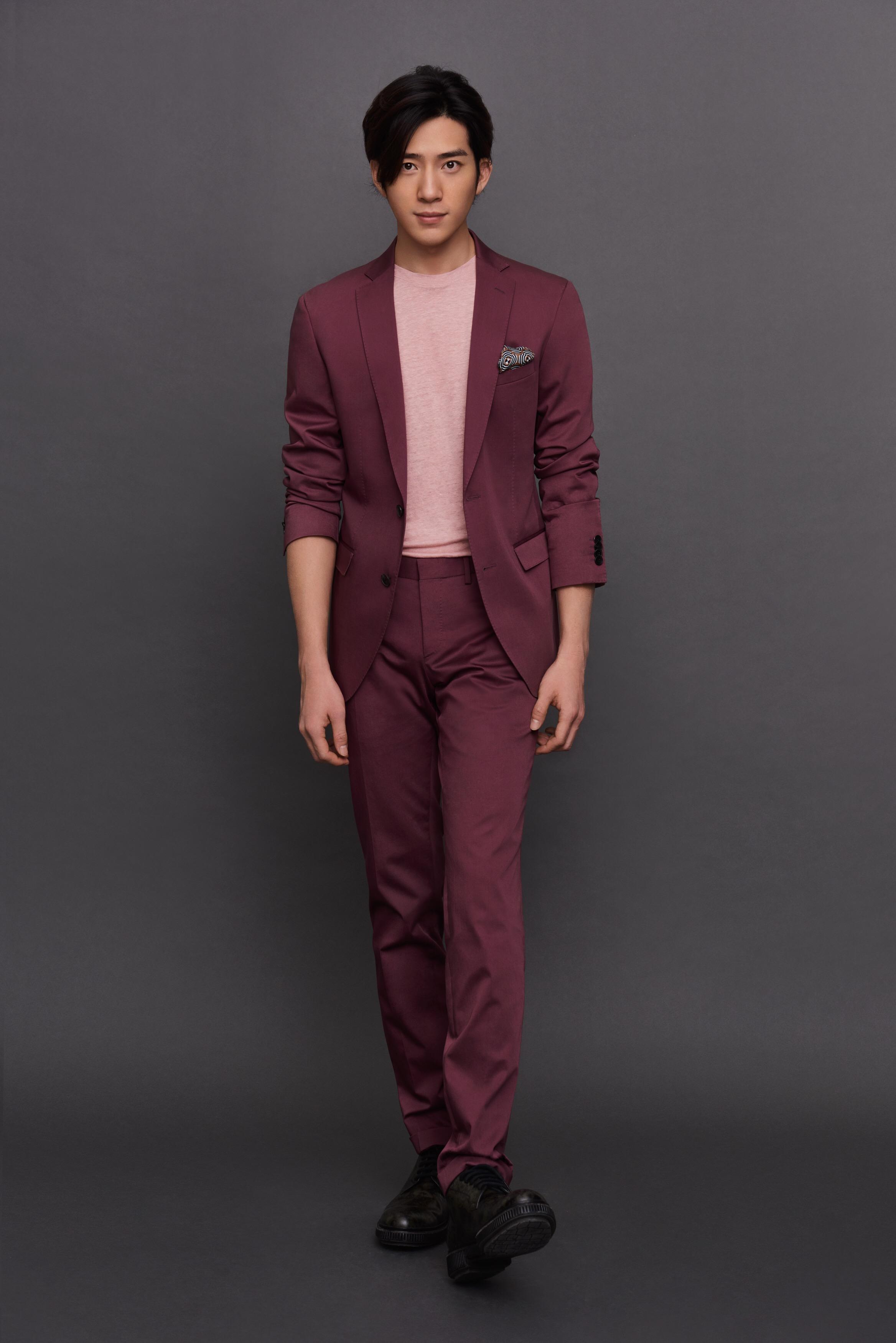 属于井柏然的时尚潮流时刻,西装装扮尽显绅士,休闲装扮尽显青春