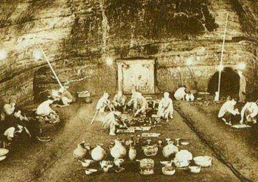 康熙陵墓为何被封?专家携带武器进入,却慌乱跑出来!