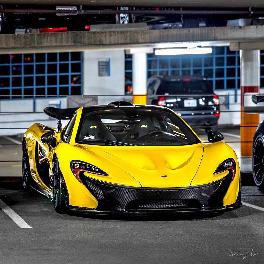 迈凯伦p1街拍,蓝色版和黄色版谁才是你的最爱?车牌都很漂亮!