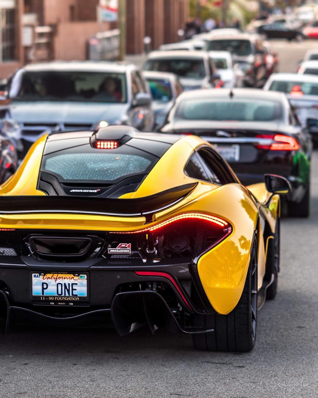迈凯伦p1街拍,蓝色版和黄色版谁才是你的最爱?车牌都很漂亮!