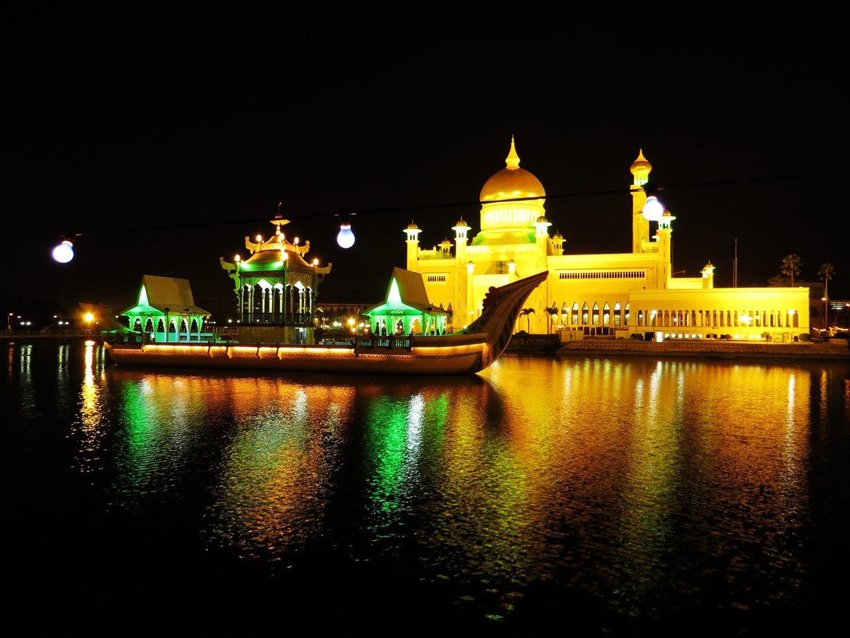 夜色中的文莱白清真寺