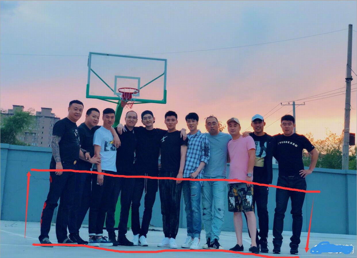 张翰晒与同学聚会 满屏大长腿让女生情何以堪 网友:有情义接地气