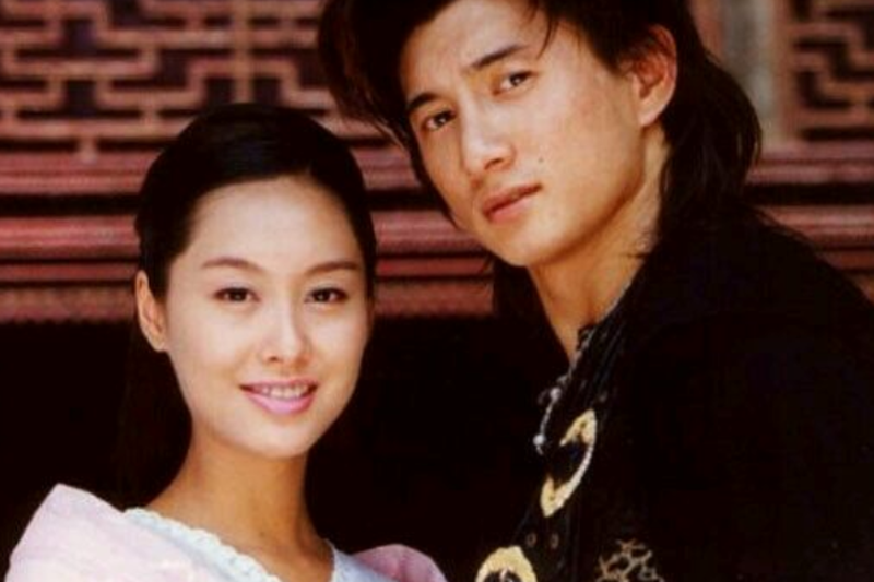 第一名是左小青  ,与吴奇隆在《名捕震关东》中有过合作,温柔貌美又