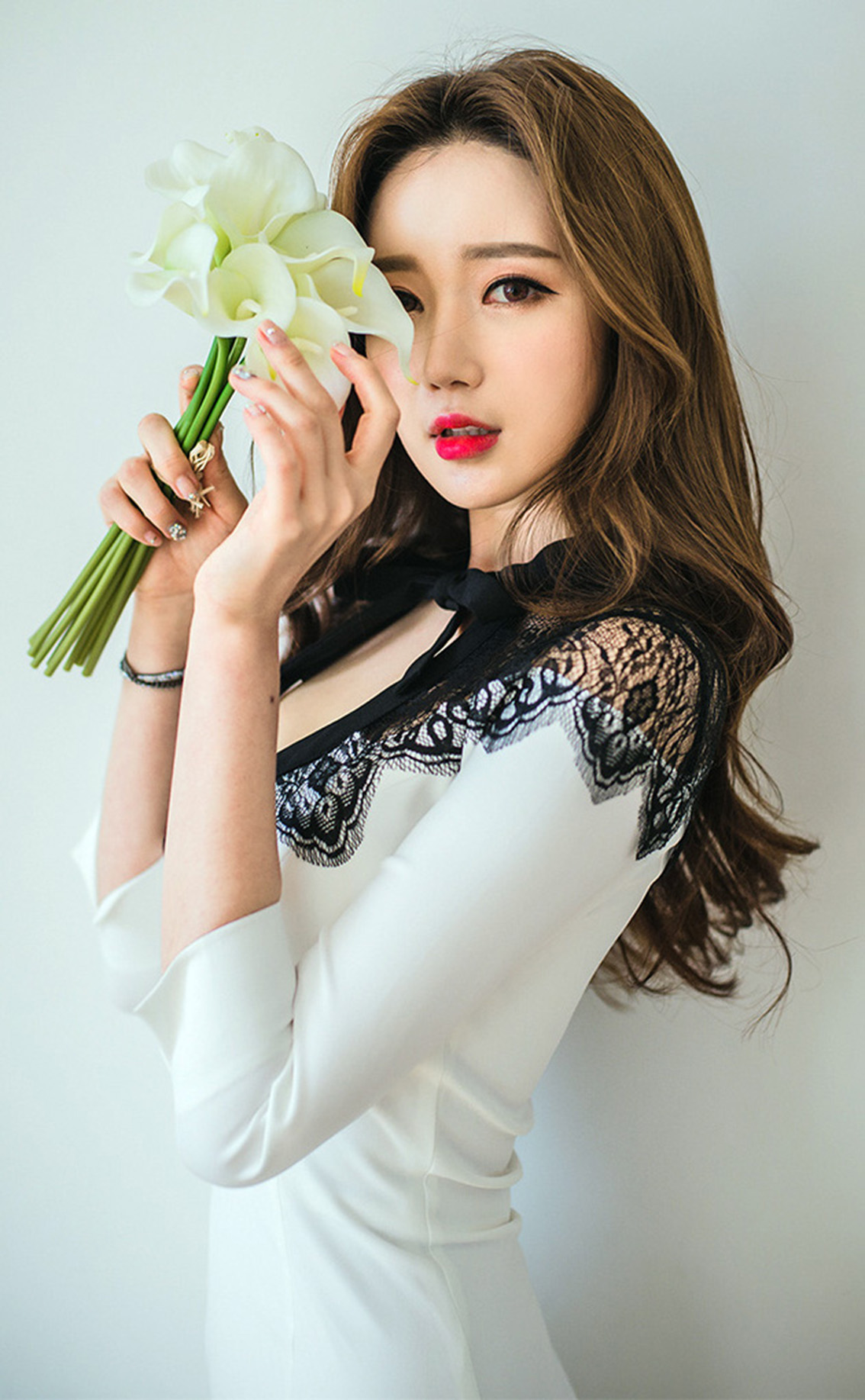 美女名模:深v蕾丝紧身裙衬托出s型身材,让妹子更加性感有魅力 转载自