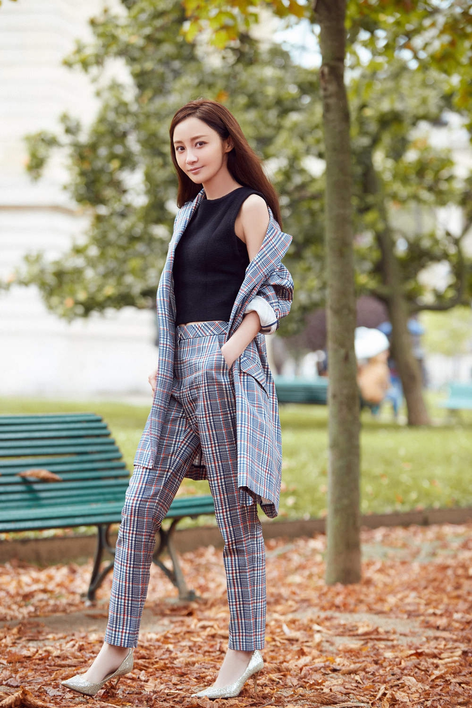 姚笛现身巴黎街拍 穿露脐装小秀蛮腰