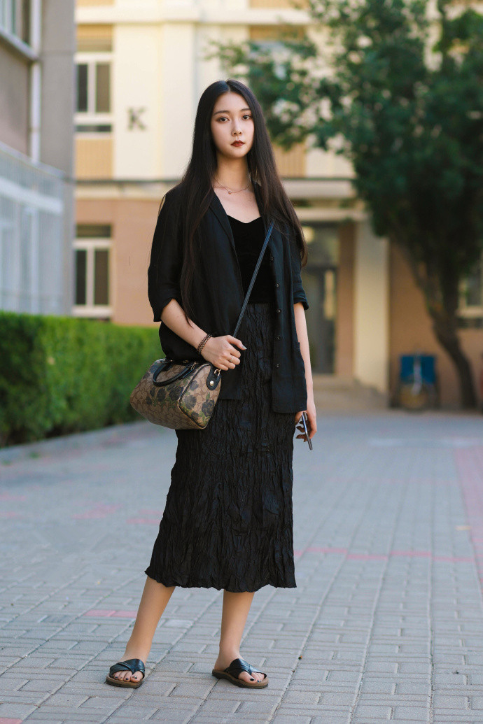 天津街拍,简约休闲穿搭有时候更好看,尽显曼妙好身材
