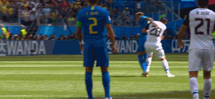 内马尔遭爆铲 肘击,连黄牌都不给!巴西全队围攻裁判