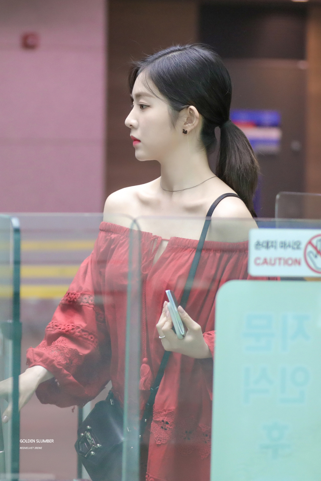 irene裴珠泫现身机场,身穿露肩小红裙,锁骨美到犯规