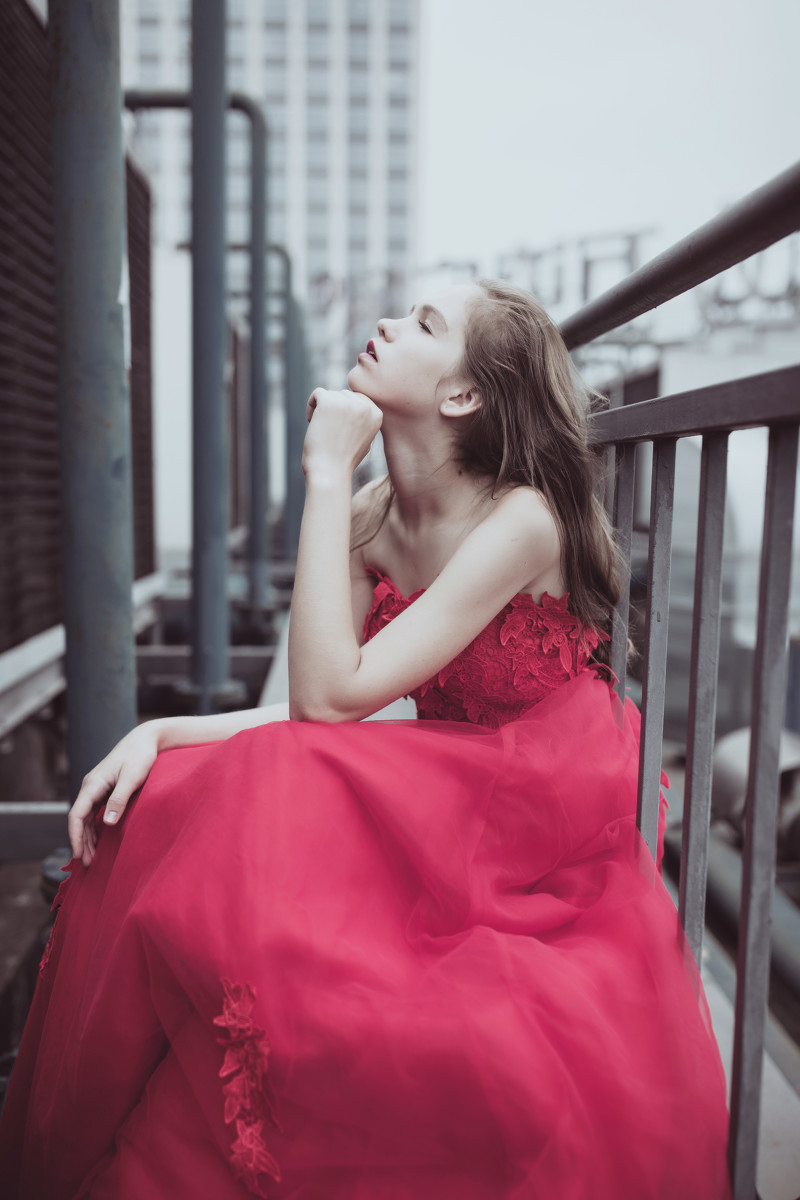 摄影:容颜不负青春,穿红裙子的欧系女孩!