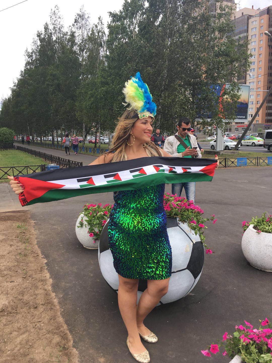 桑巴女郎现场为巴西队助阵 造型出位引围观