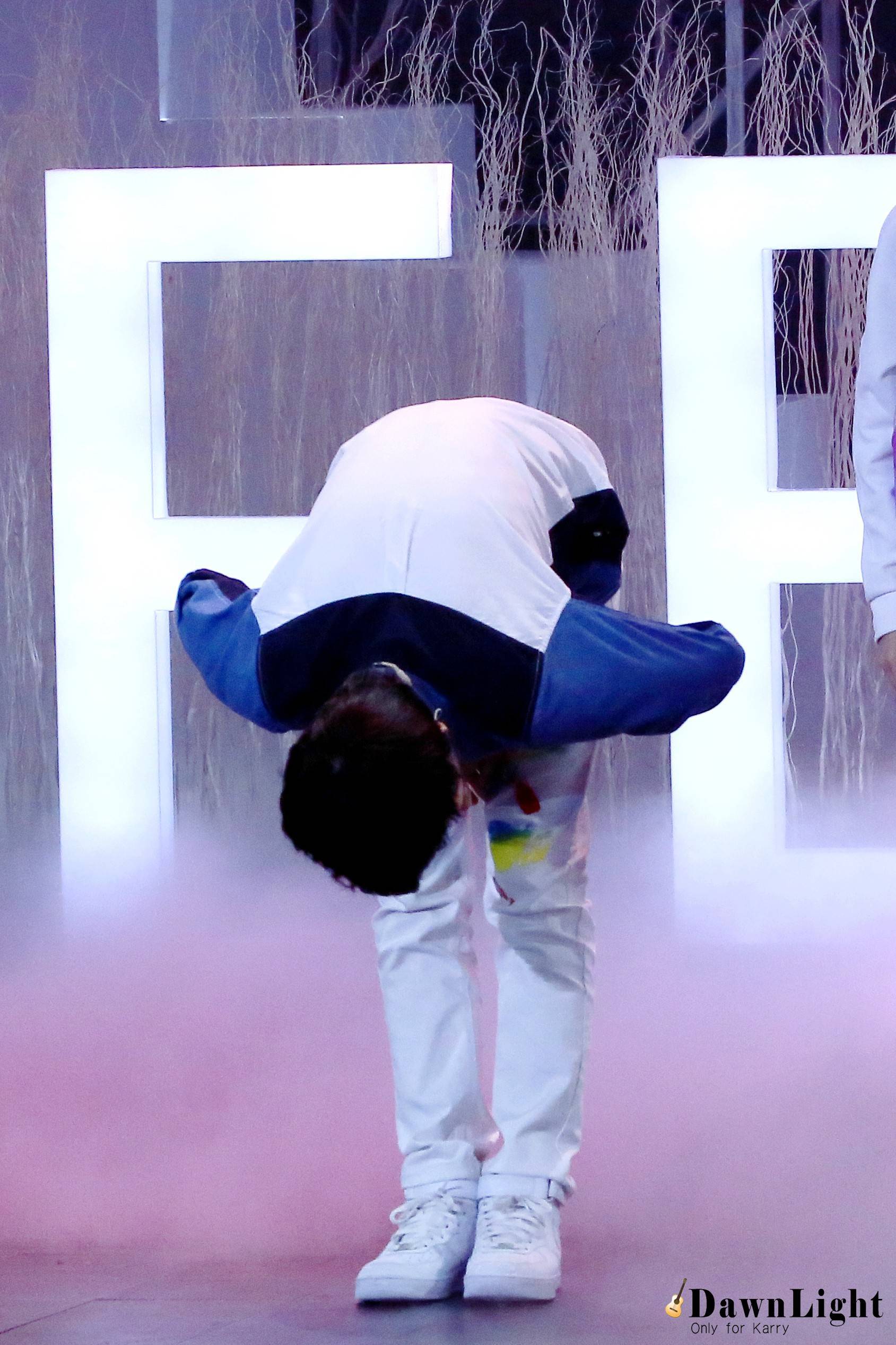 王俊凯那些年小于90度的鞠躬,细节看人品