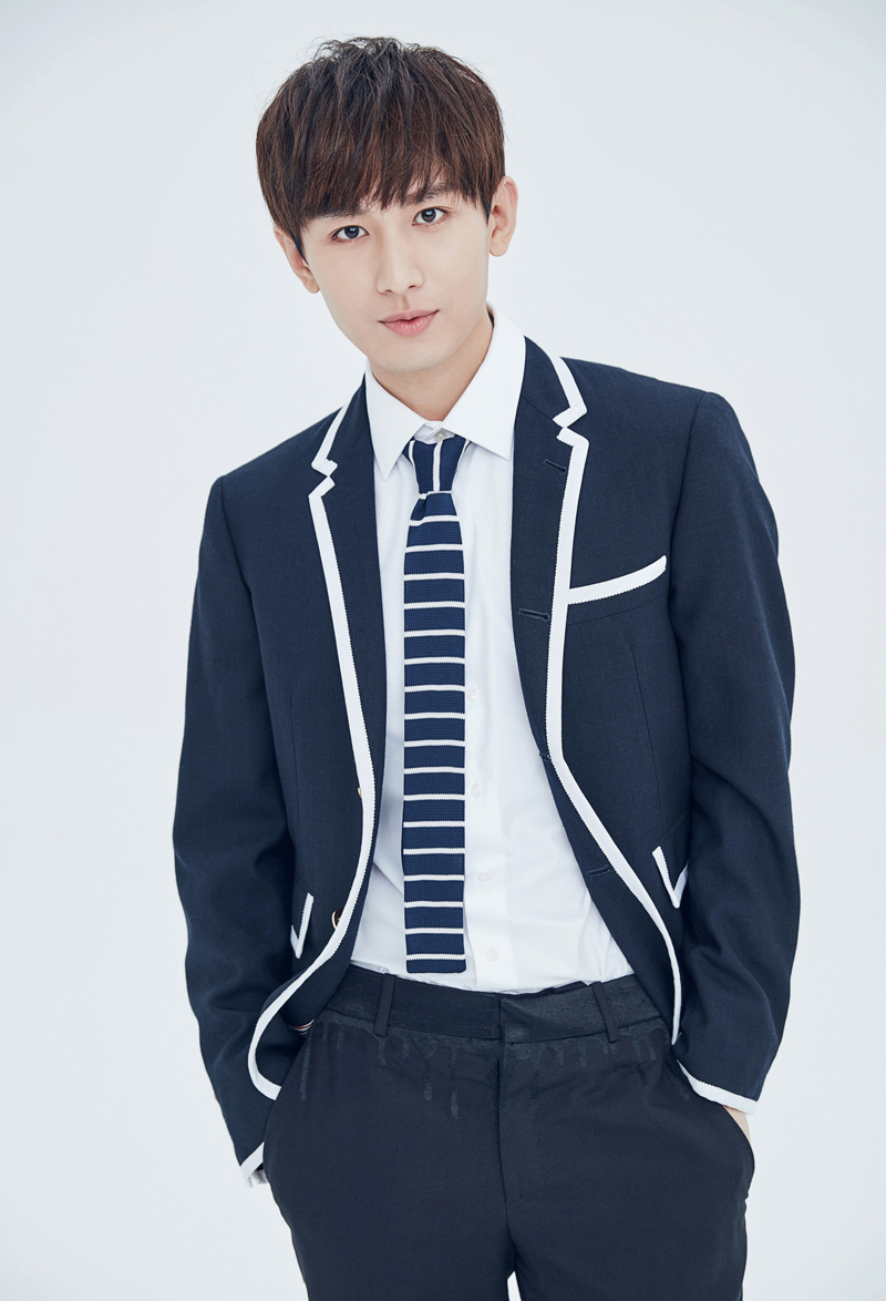 成毅一年级校园风写真首发,帅气十足