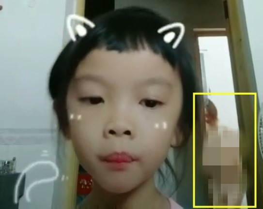 抖音洗澡门,小女孩直播妈妈在后面洗澡,视频被大范围传播!