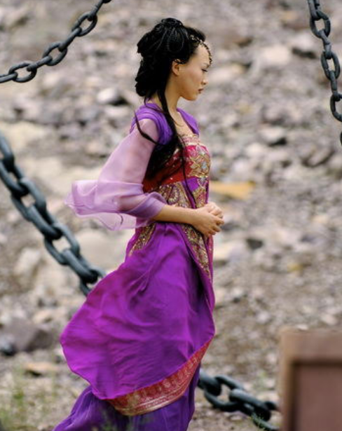 女星穿紫色古装衣服,赵丽颖垫底,张馨予第二,第一有点小迷人!