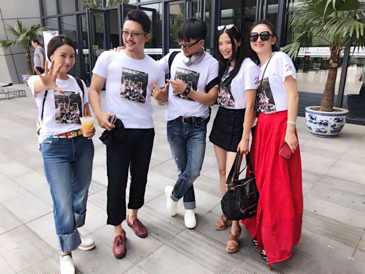 中戏94班同学聚会,小陶虹段奕宏龚蓓苾等再回母校寻找青春的记忆