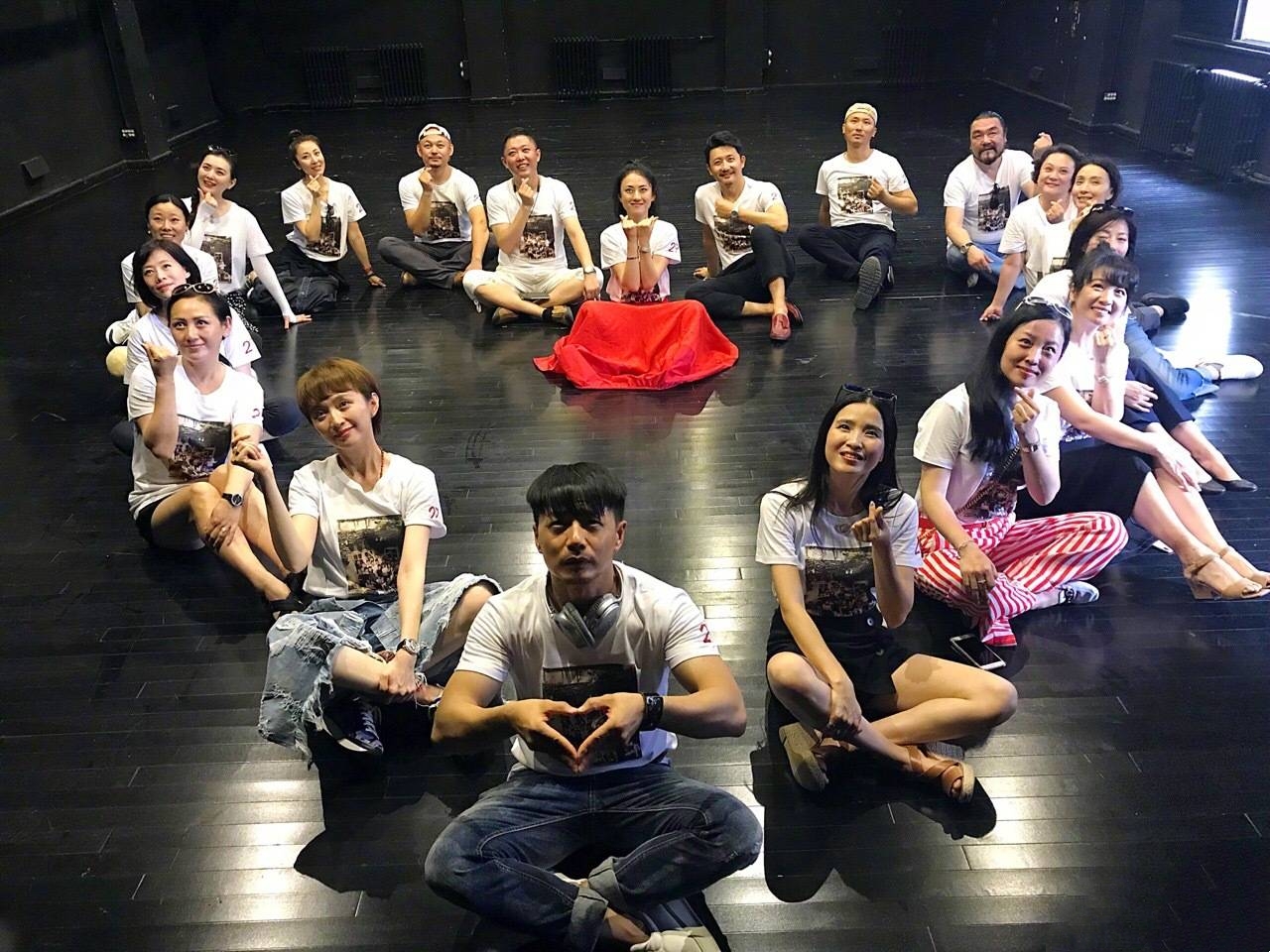 中戏94班同学聚会,小陶虹段奕宏龚蓓苾等再回母校寻找青春的记忆