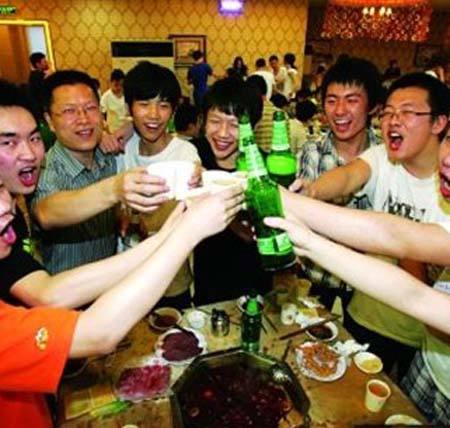 国家陪酒员多有能耐?4个菜48瓶56度酒一人搞定,喝完啥事都没有