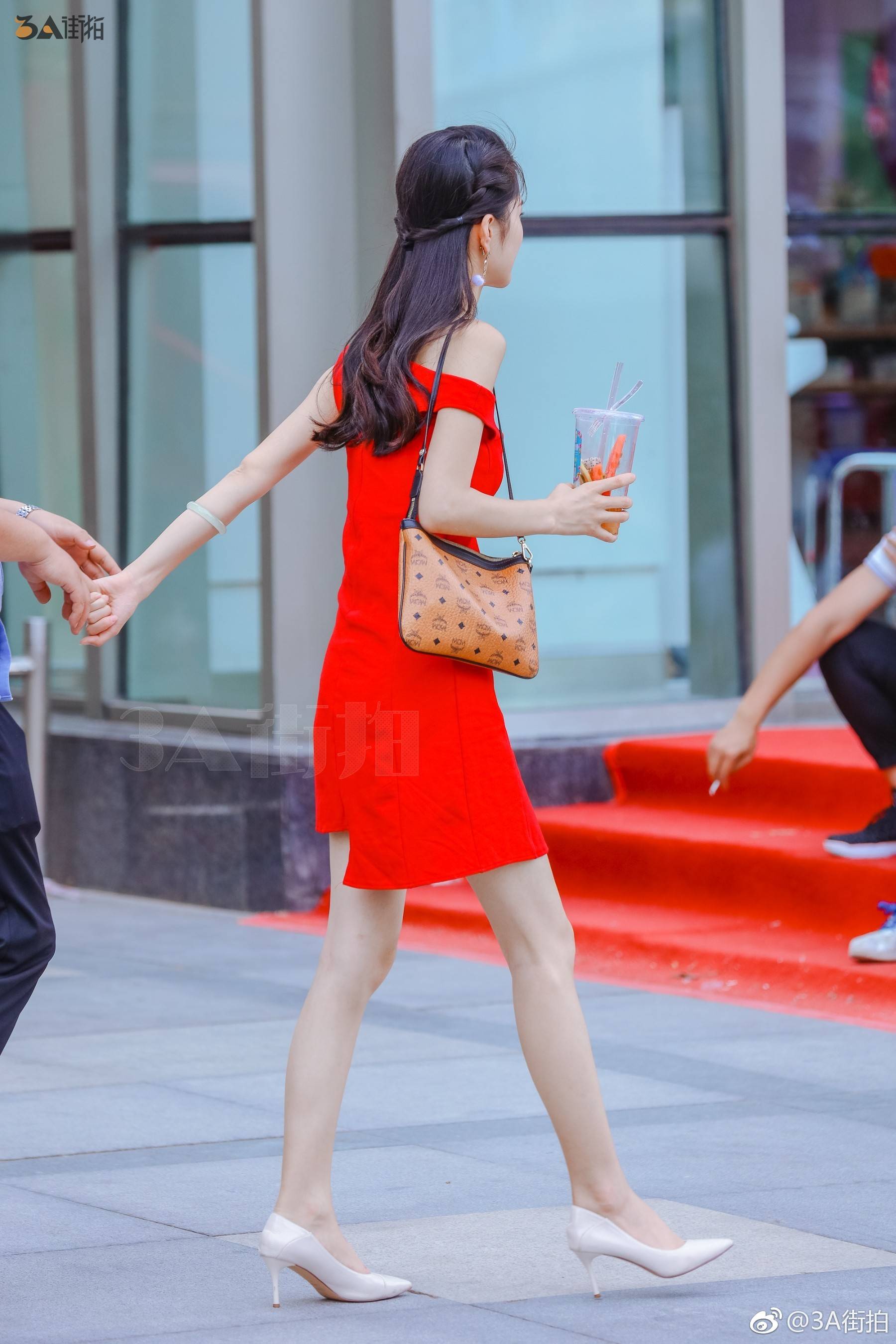 街拍:红色不对称连衣裙