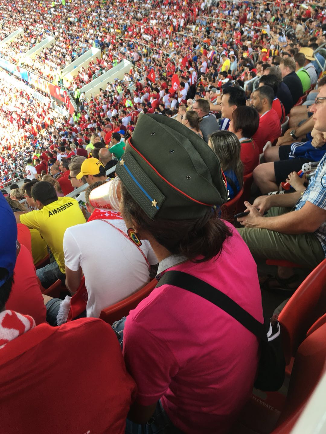 头戴军帽的女球迷回眸一笑 现场为突尼斯助阵