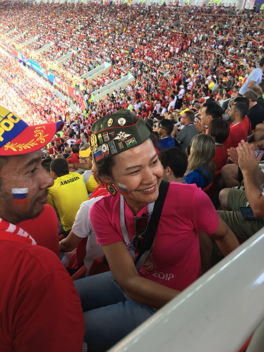 头戴军帽的女球迷回眸一笑 现场为突尼斯助阵