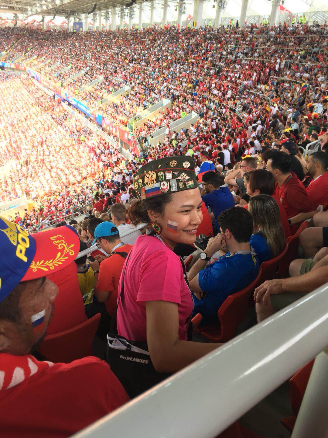 头戴军帽的女球迷回眸一笑 现场为突尼斯助阵