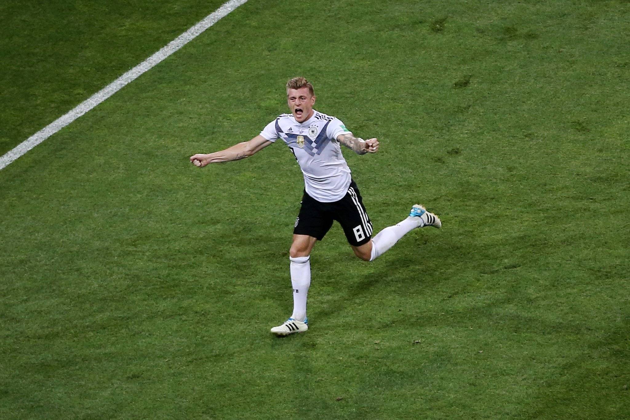 10人德国绝杀瑞典,克罗斯一脚精彩的任意球把德国队从悬崖边拉回