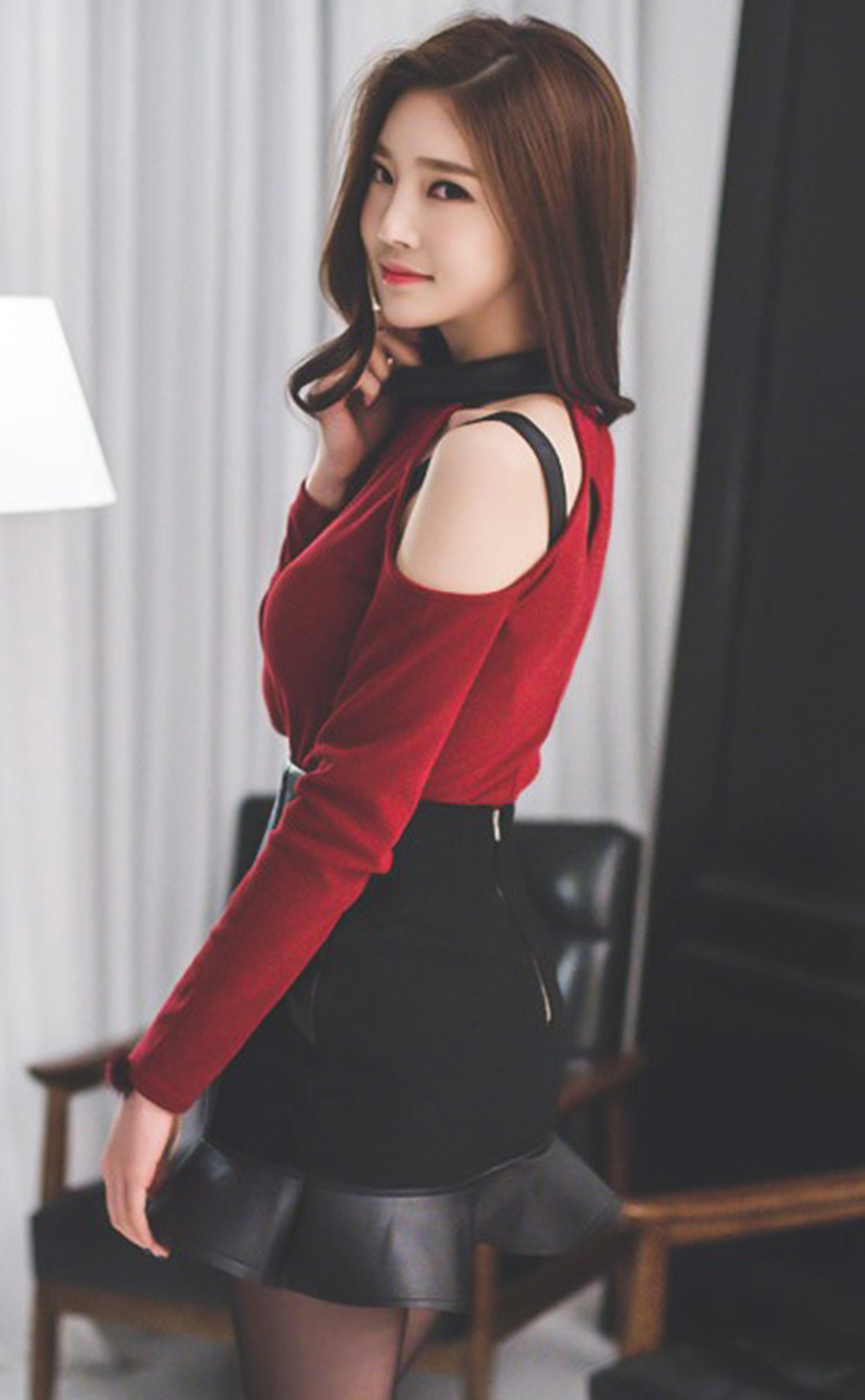 美女名模露肩上衣彰显小性感皮裙搭配黑丝和高跟鞋女人味十足
