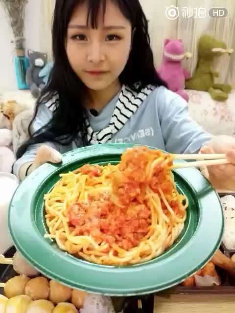 说起猫妹妹有的网友肯定认识,她是快手上的一个吃货主播!