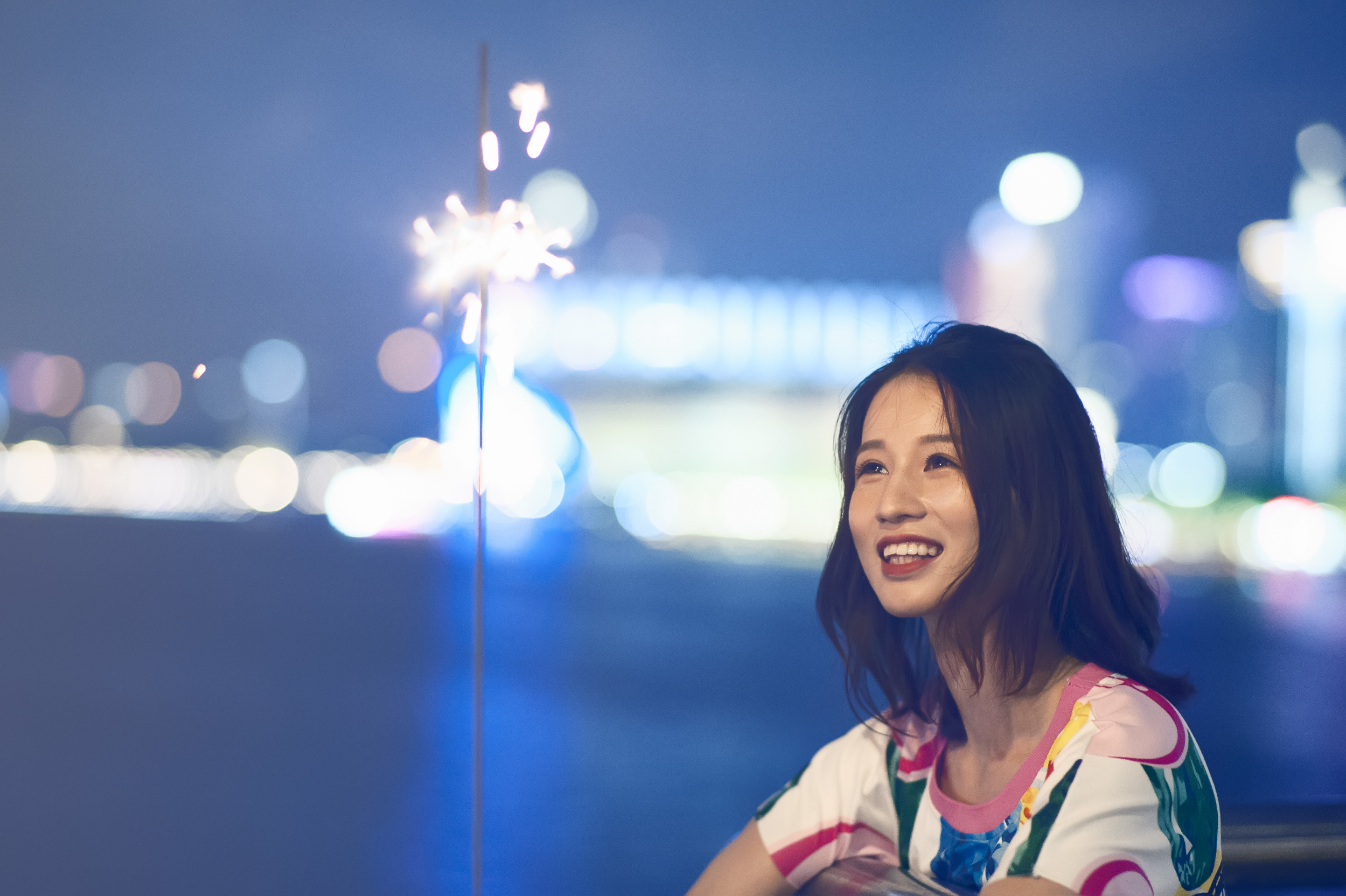 夜景人像 海河边上玩灯光