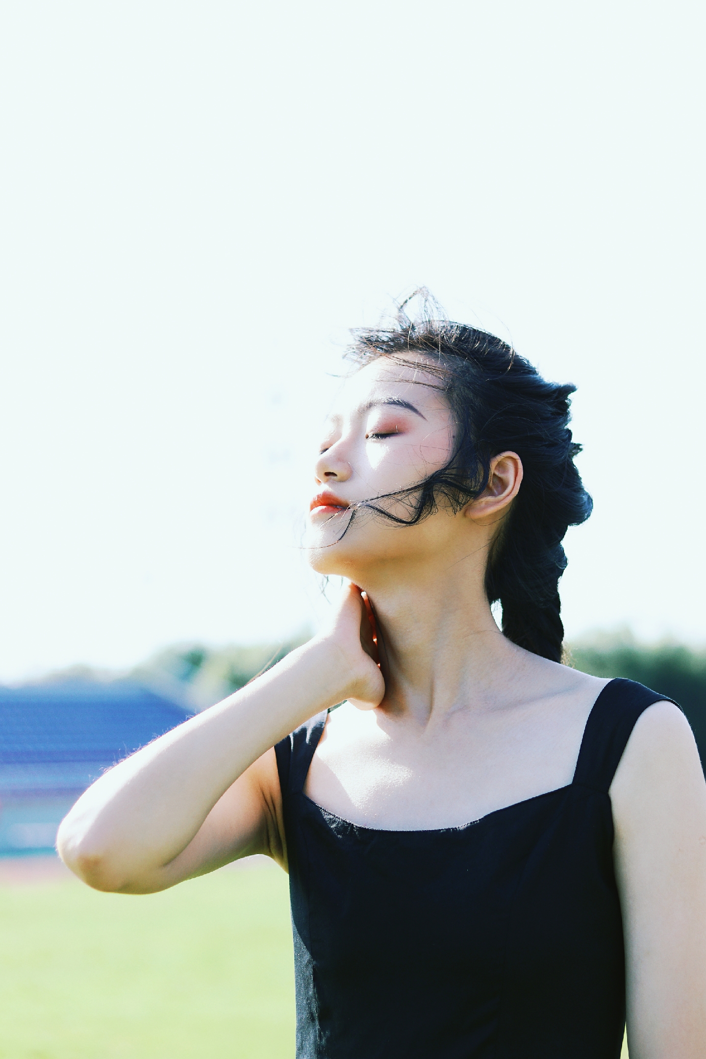 近日,一位女学生的写真照在网间走红,引发了网友关注.