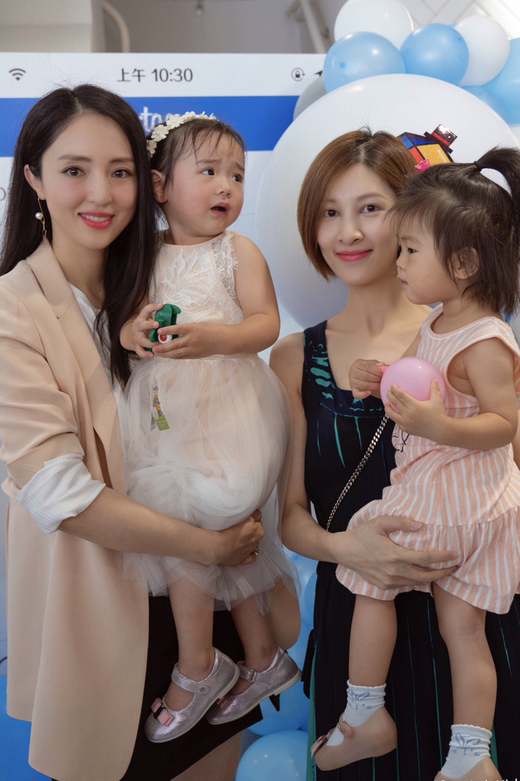 董璇亲子餐厅开业,心情大好,终于一扫阴霾,笑容灿烂!