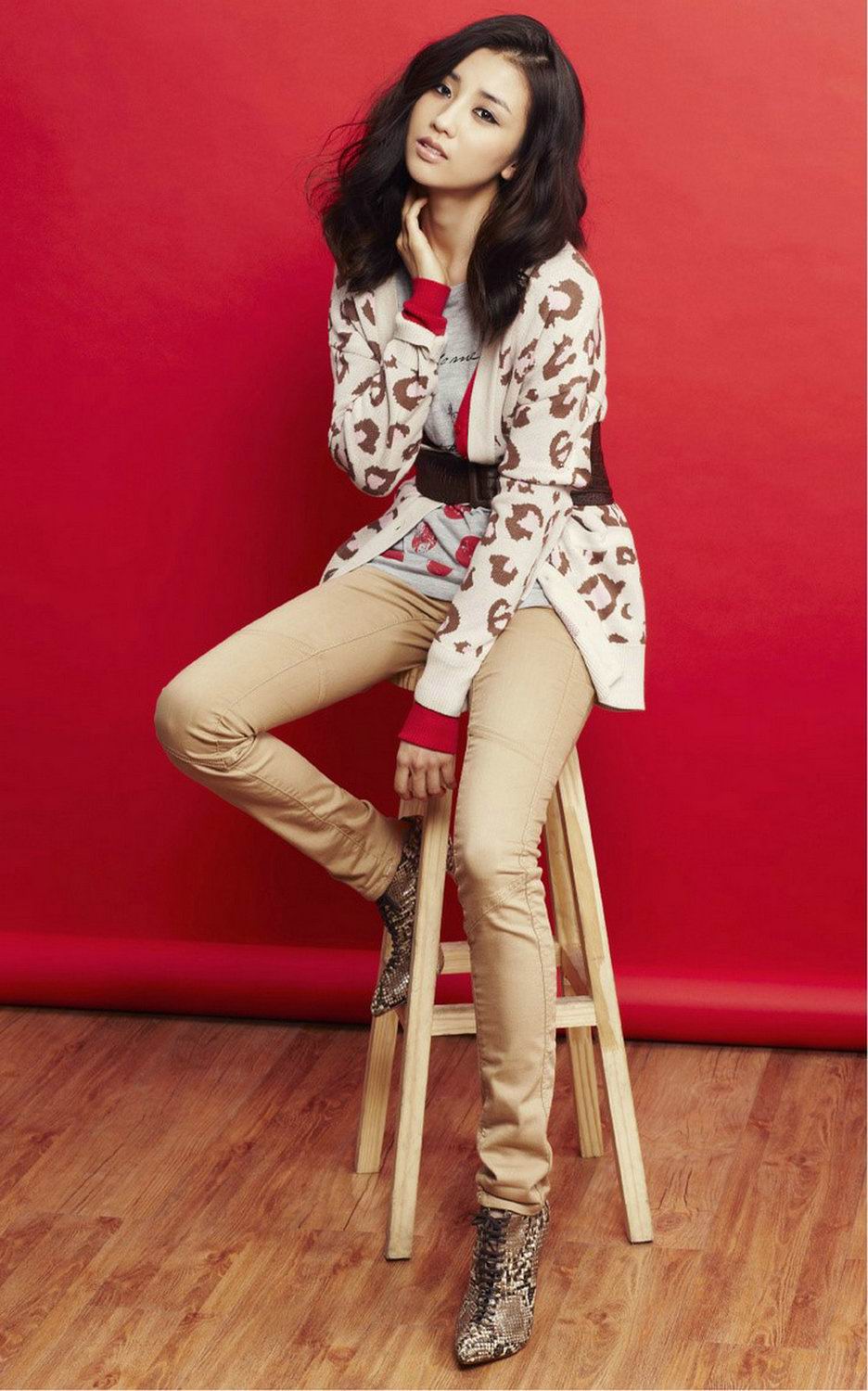 裤子这么细,人长得又漂亮,身材也很棒,这就是你,朴河宣