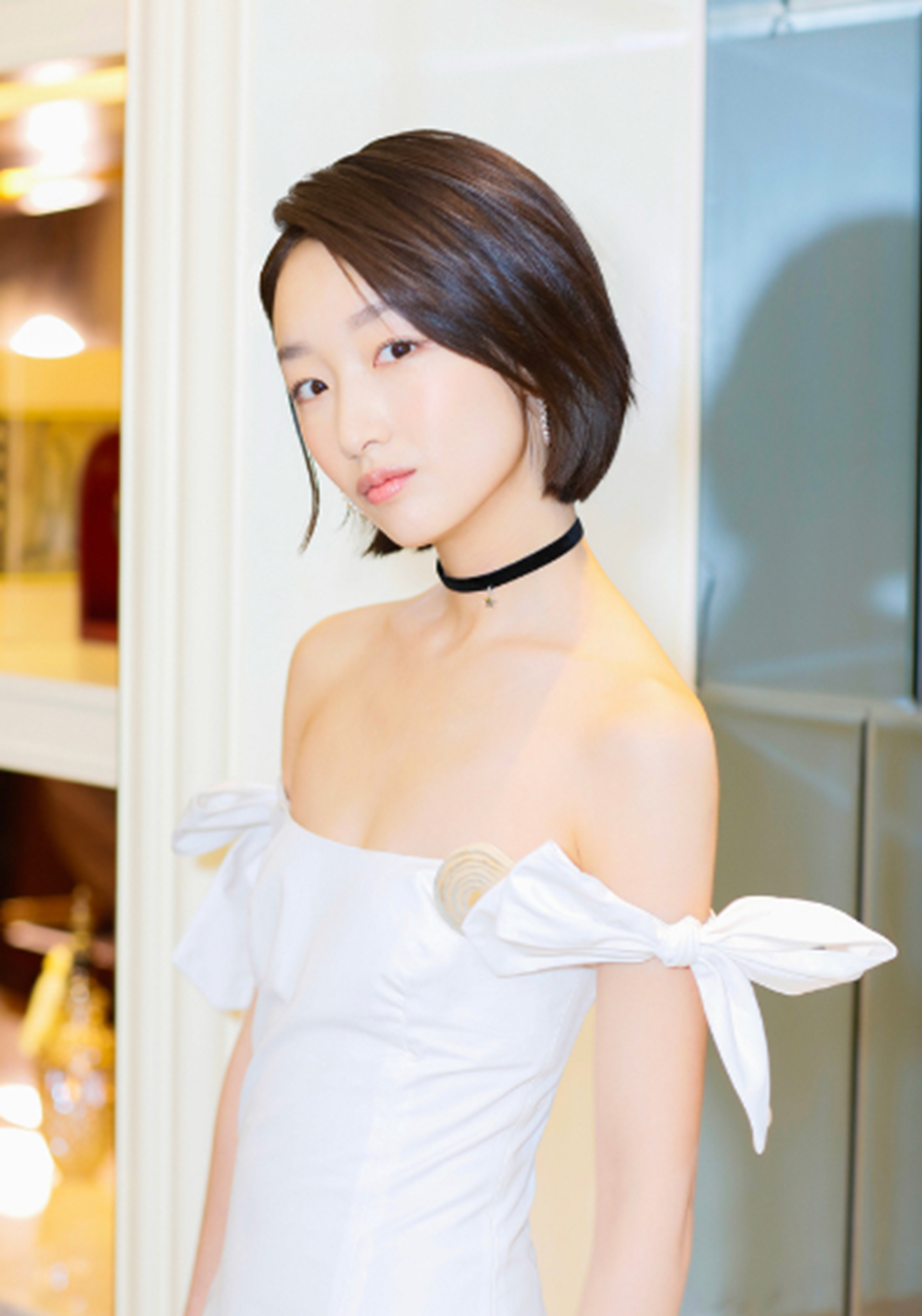 周冬雨白裙性感现身,露香肩美背嘟嘴卖萌!