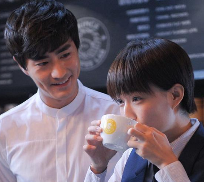 《小丈夫》讲述了"魔王少年"陆小贝与"女神姐姐"姚澜大谈姐弟恋的同时