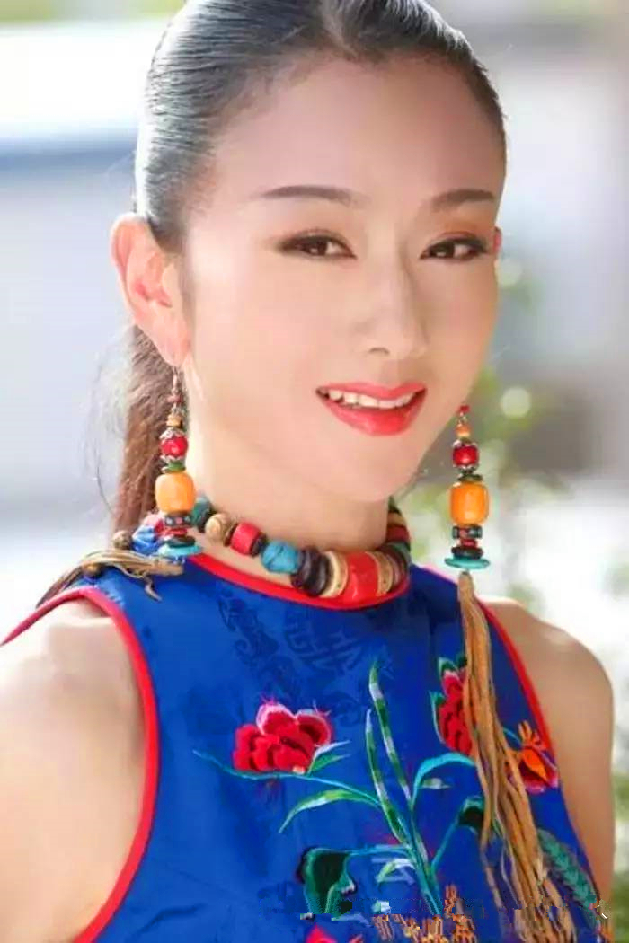 杨丽萍3厘米指甲留20年,洗脸,吃饭暗藏玄机,都是助理完成的