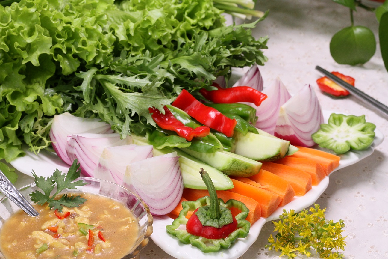 天气炎热,主妇不想烧菜煮饭的时候,这盘蘸酱菜就是最好的选择