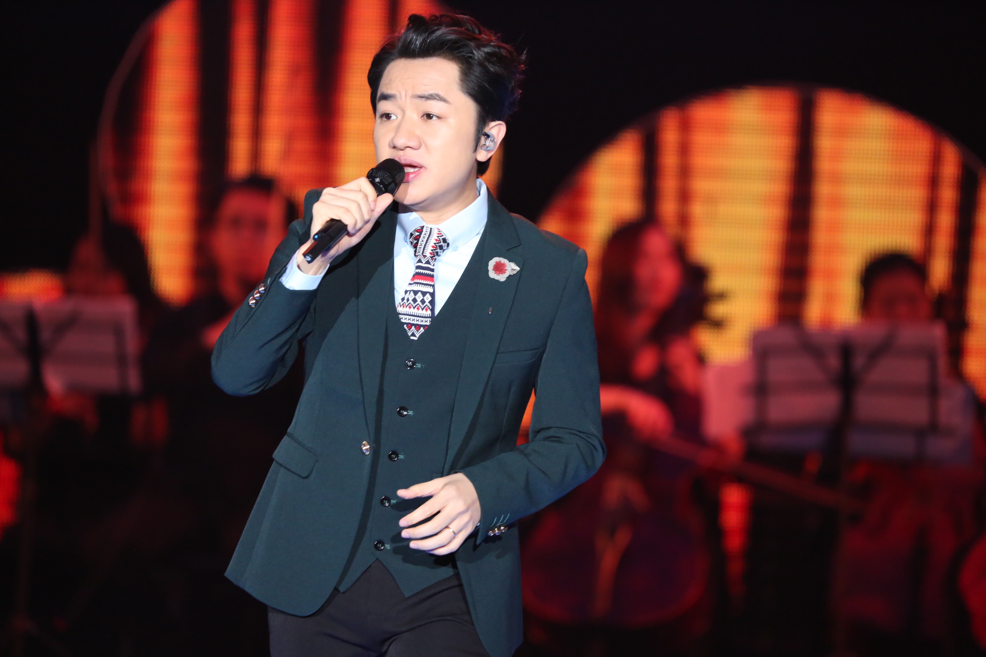 但我们似乎都忘记了他还是一位实力歌手,他是香港作