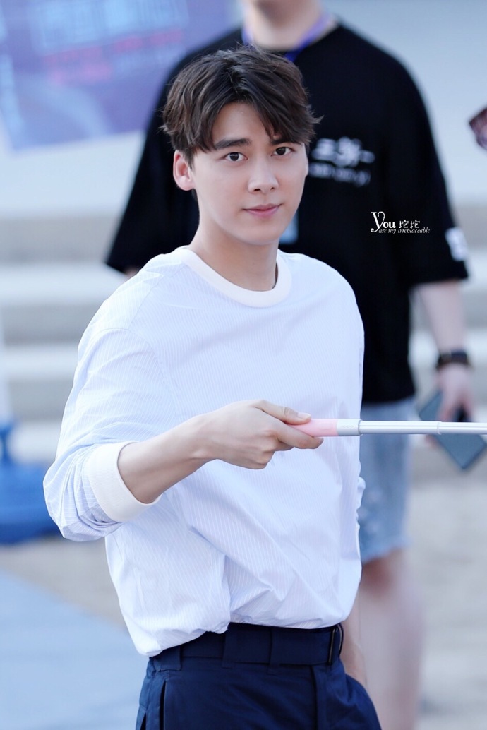 李易峰穿白卫衣搭配黑休闲裤亮相宣传电影,皮肤白皙,帅气十足.