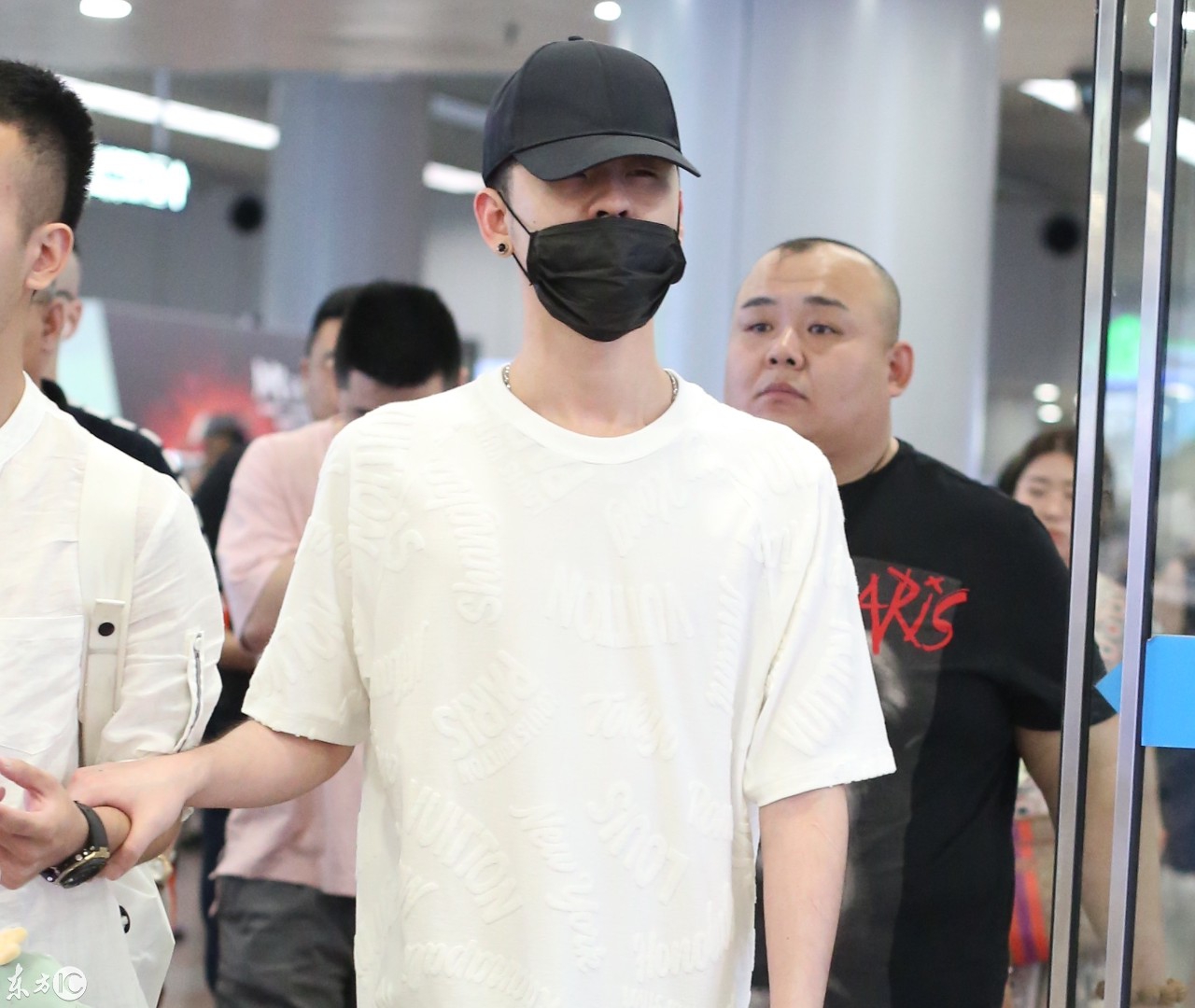 德云社郭德纲弟子张云雷现身机场,白t黑帽破牛仔,帅气十足!