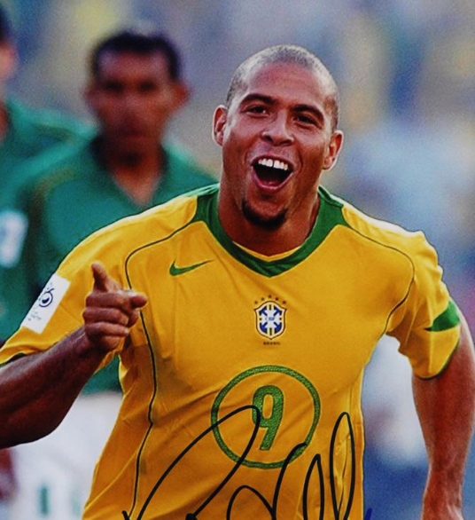 足球界的帅气男神——罗纳尔多,网友:这发型一般人驾驭不了!