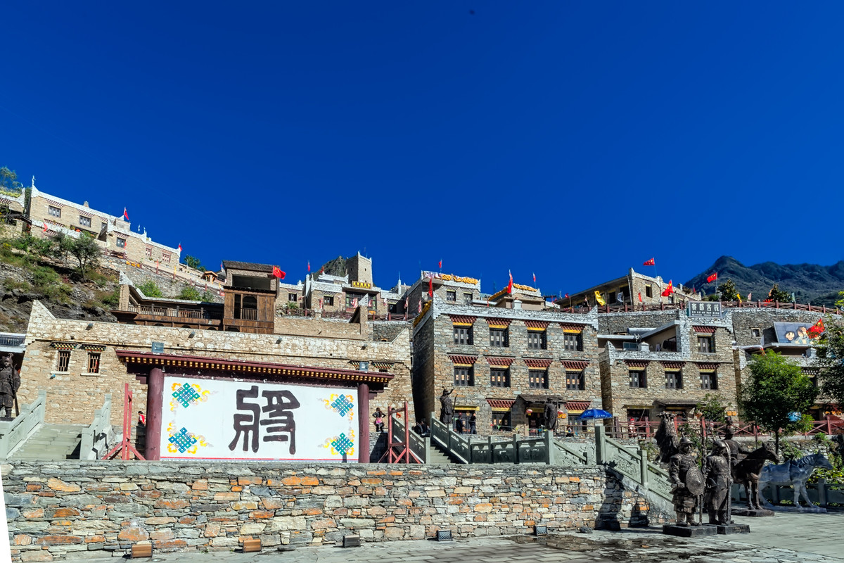 甘堡藏寨是一个典型的嘉绒藏族聚居的大寨子.