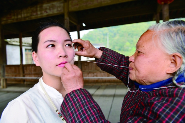 古代女子的一个美容方法,非常有效但快失传了!"绞面"