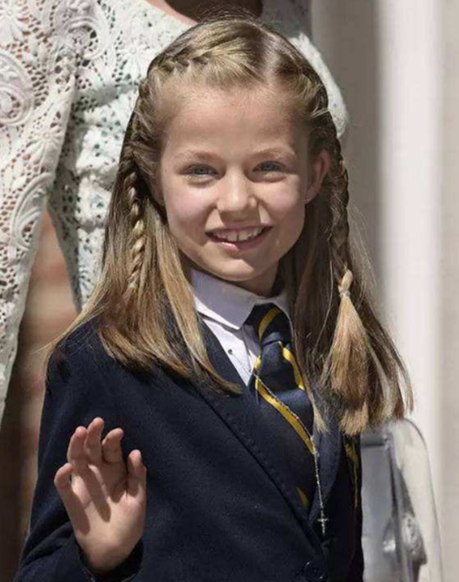 各国公主打招呼,日本公主手势奇怪,网友:被夏洛特公主萌到了