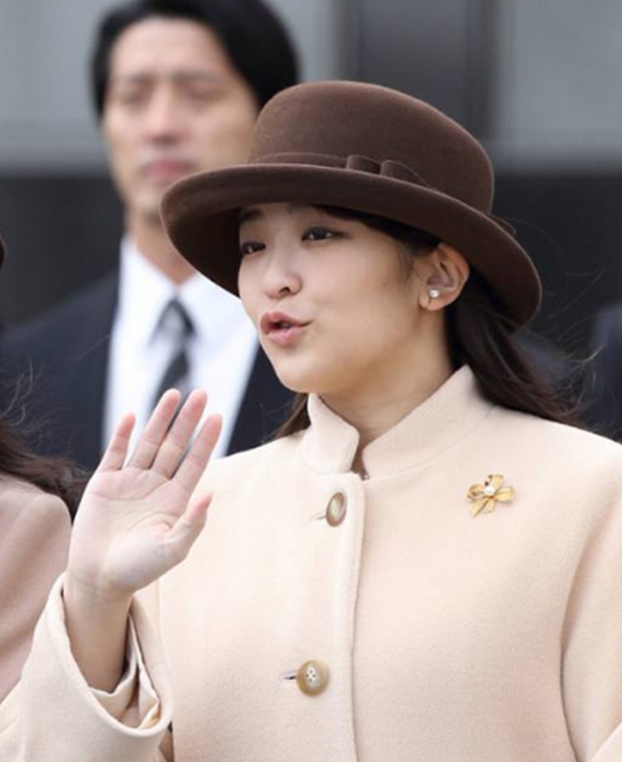 各国公主打招呼,日本公主手势奇怪,网友:被夏洛特公主萌到了