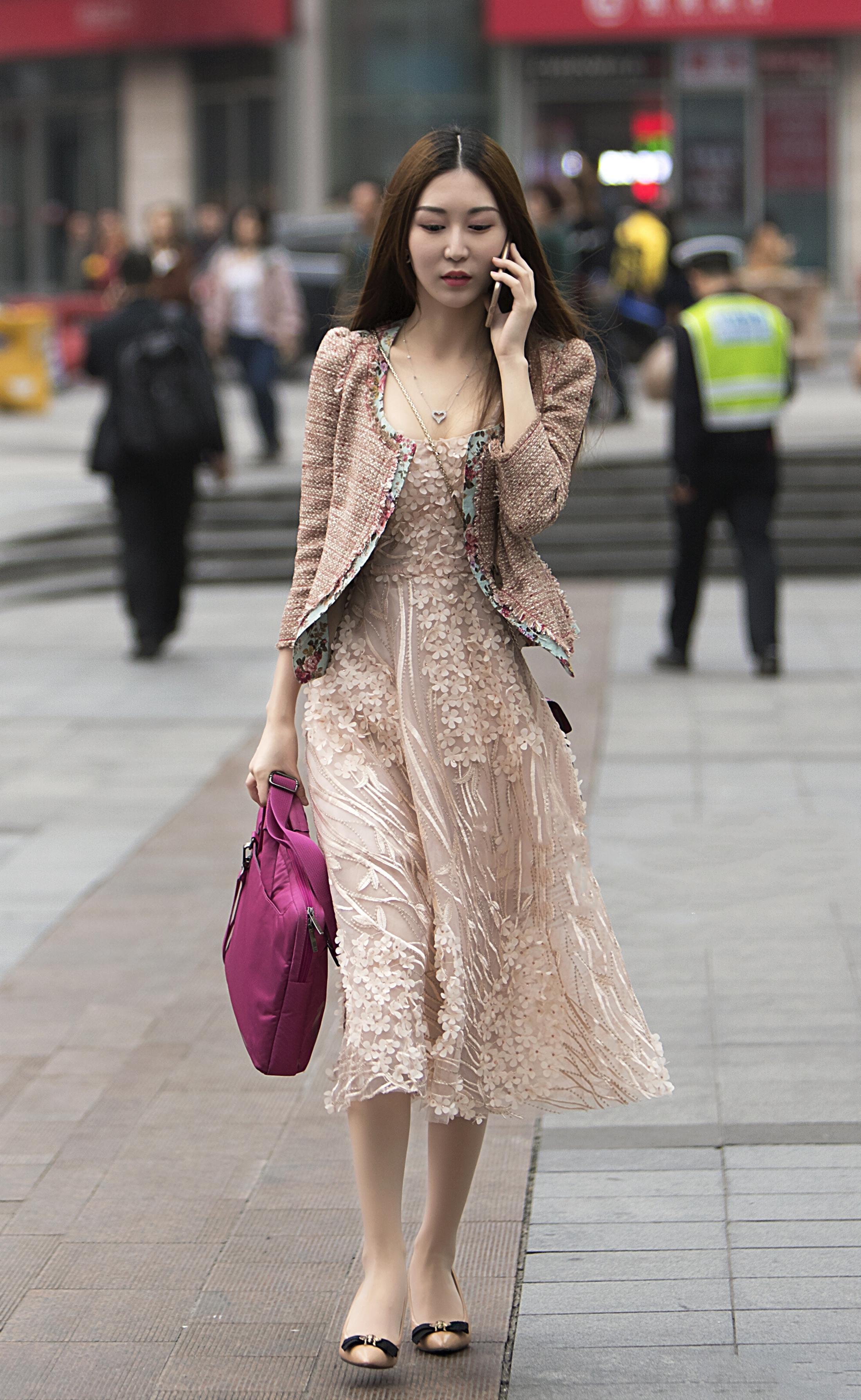 街拍:小姐姐大胆敢穿,走在路上想不吸睛都难!
