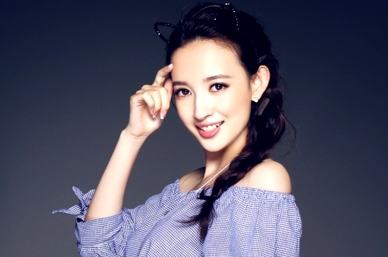 2015年,因在青春爱情片《泡沫之夏》中饰演尹夏沫而受到更多关注.