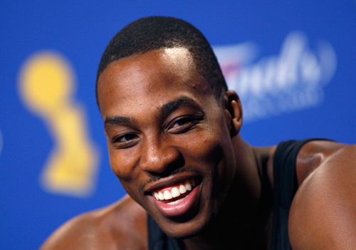 假如霍华德加盟勇士,詹姆斯去哪无所谓了!网友:别忘了篮球原因